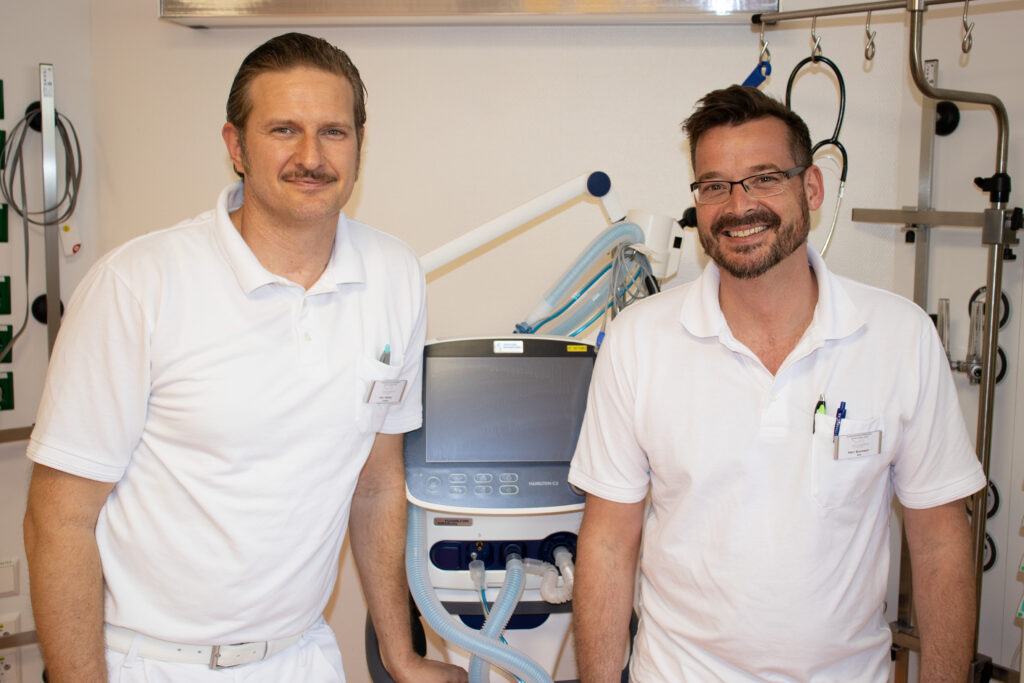 Chefarzt Stefan Rattey begrüßt seinen Kollegen, Thomas Bormann, auf der Intensivstation im Kreiskrankenhaus Weißwasser.