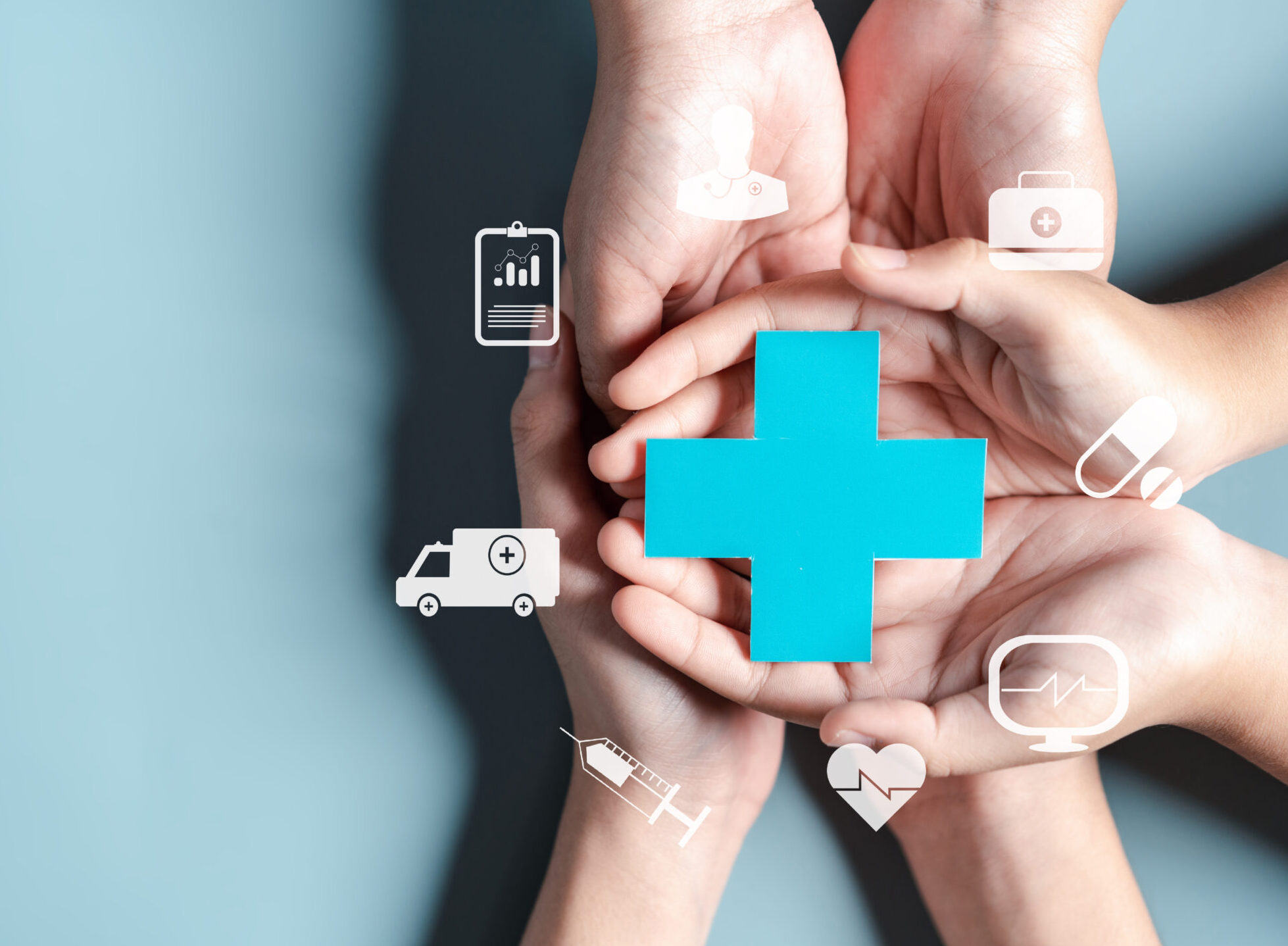 drei paar Hände bilden gemeinsam eine Schale - in der Mitte ist das Icon für Medizin, drumherum mehrere Icons für medizinische Taten